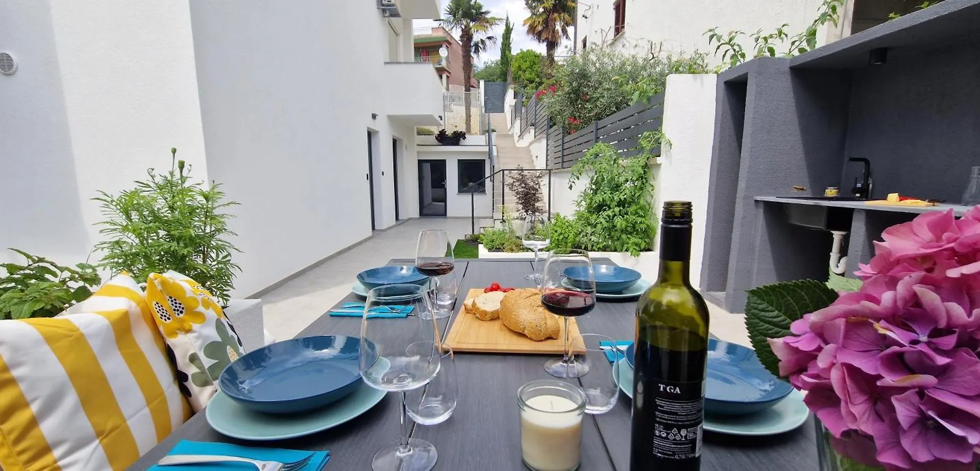 Private Fenced Garden With Bbq Area Only Minutes From The Beach - Urban Secret Kantrida 리예카 아파트