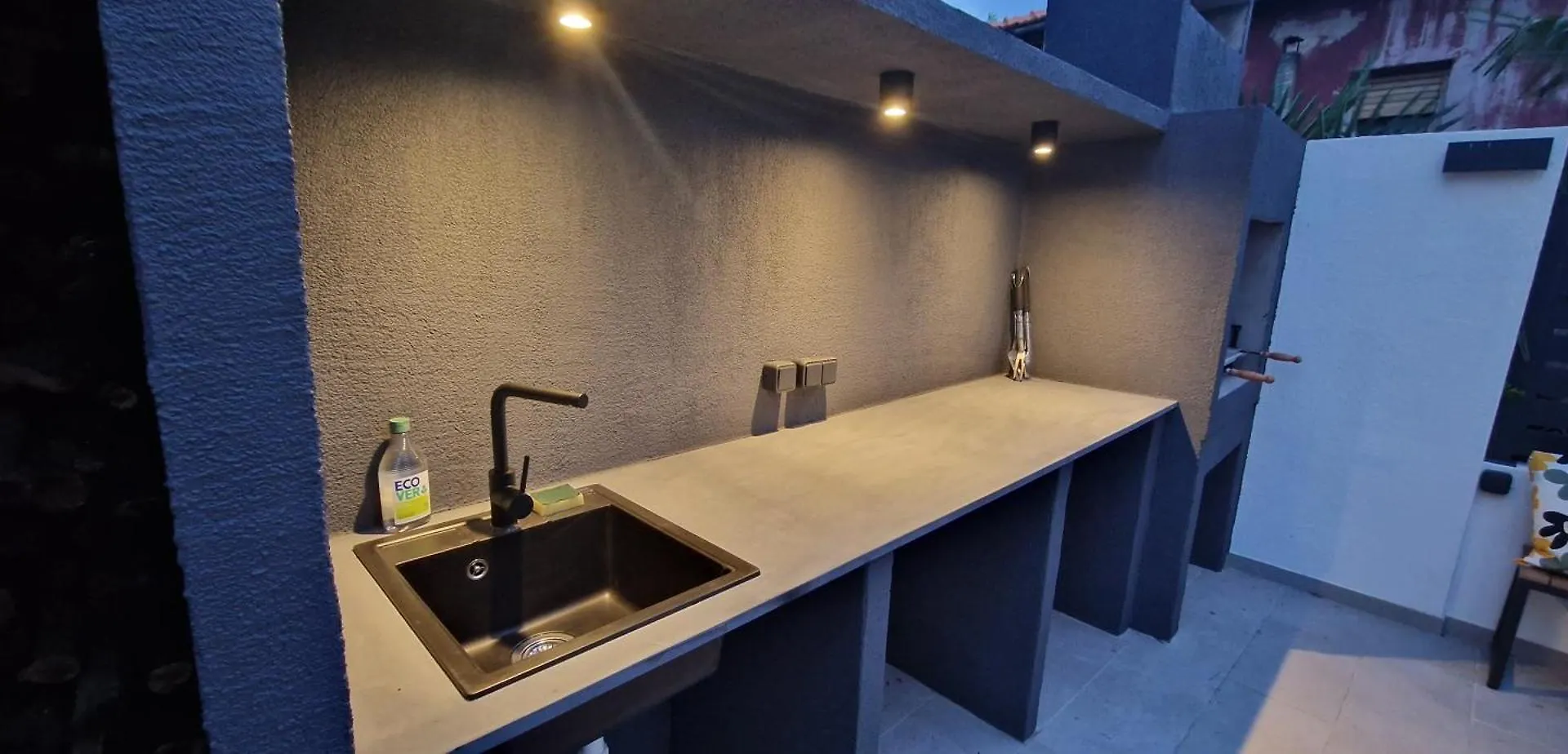 Private Fenced Garden With Bbq Area Only Minutes From The Beach - Urban Secret Kantrida 리예카 아파트