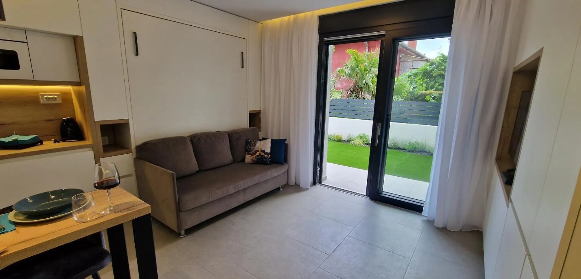 Private Fenced Garden With Bbq Area Only Minutes From The Beach - Urban Secret Kantrida 리예카