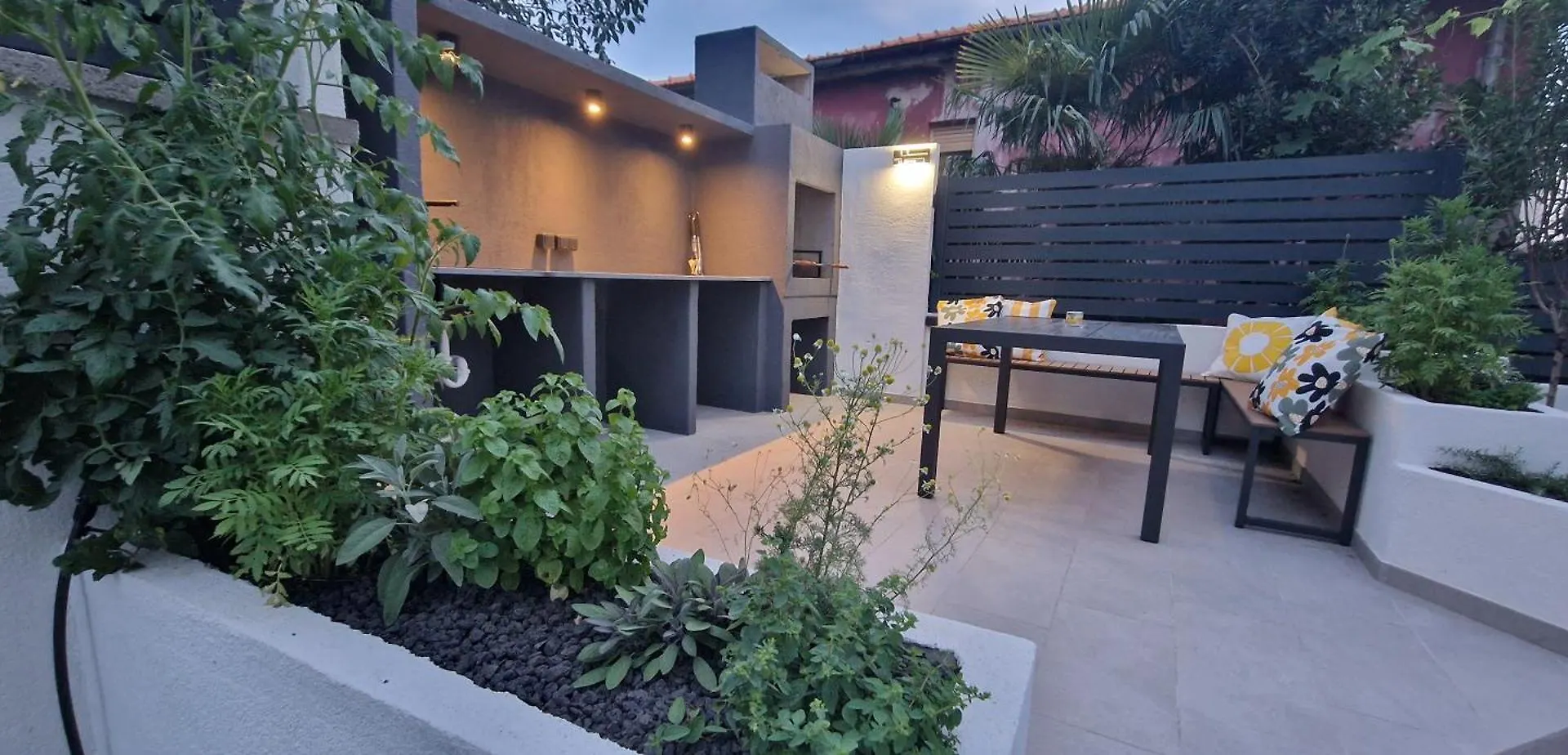 Private Fenced Garden With Bbq Area Only Minutes From The Beach - Urban Secret Kantrida 리예카 아파트
